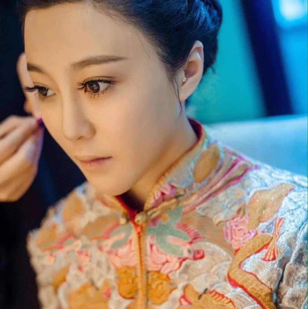 金丝银缕，凤凰于飞。多多祥云，花开富贵。