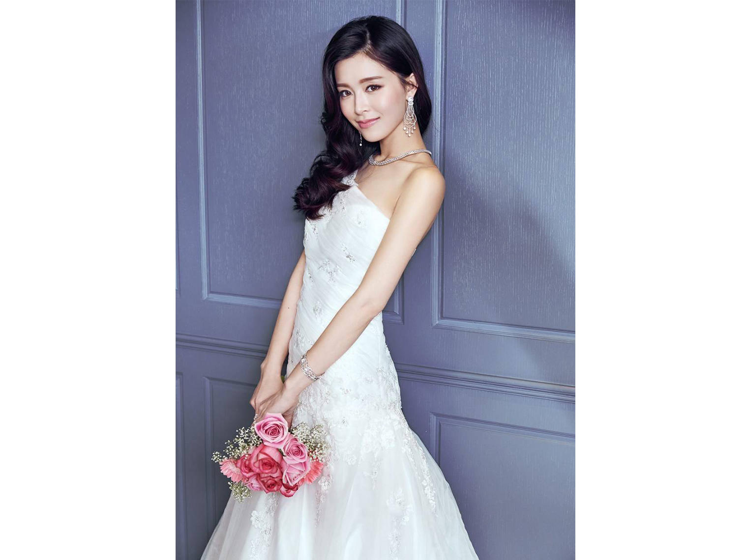 超值特惠 半天跟妆+齐地婚纱或龙凤褂一套+妈妈妆