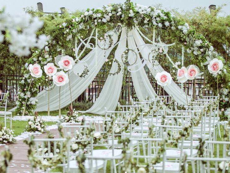 《户外草坪主题花艺婚礼》