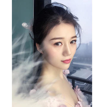 小雪新娘高级档化妆师全程跟妆+赠穿新款齐地纱一件