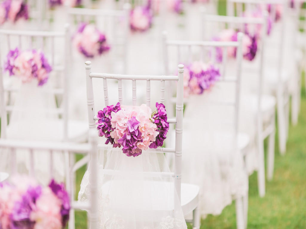 粉紫色的小清新草坪婚礼布置
