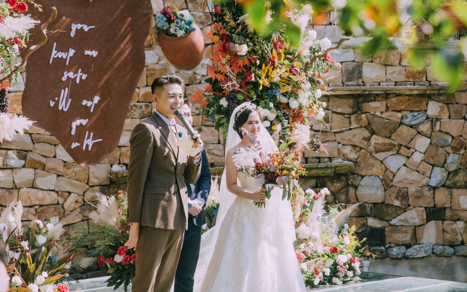 教练式司仪+原创主持词+督导+音乐助理