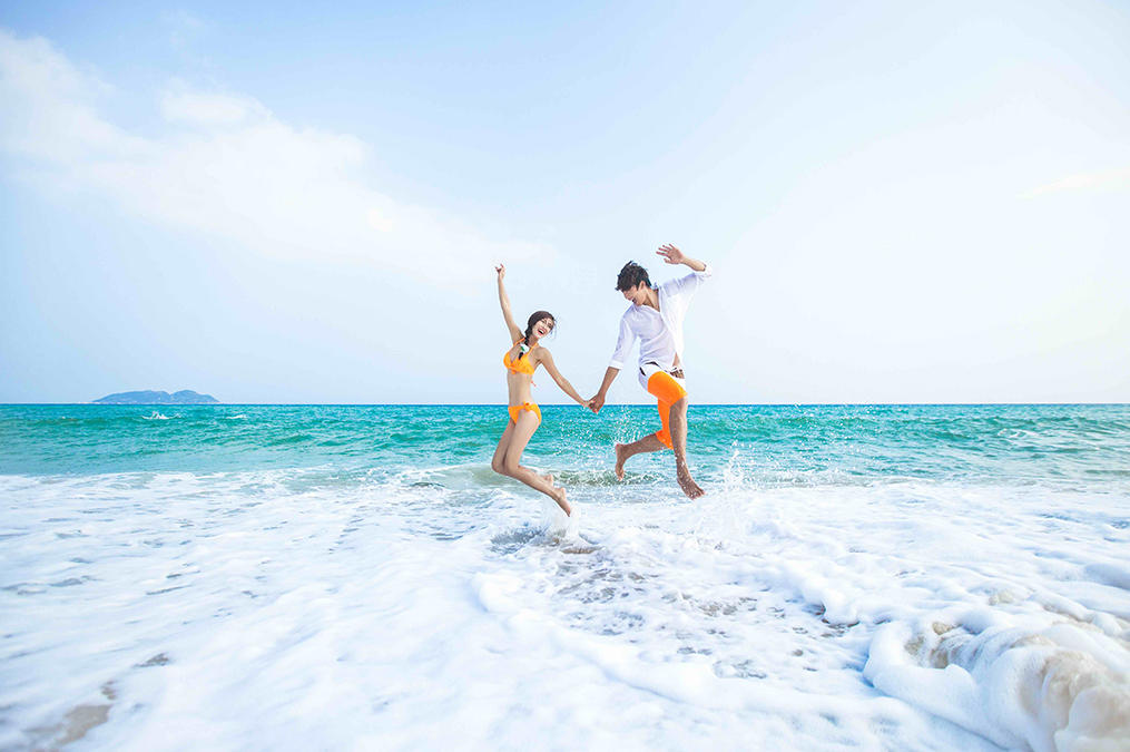 这个夏天我们去三亚海边冲浪