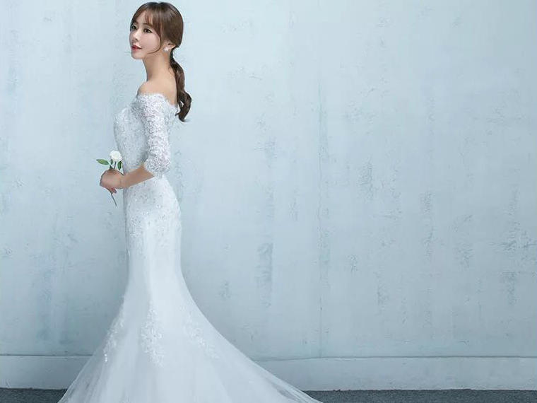 夏季唯美鱼尾露背拖尾婚纱——促销中!