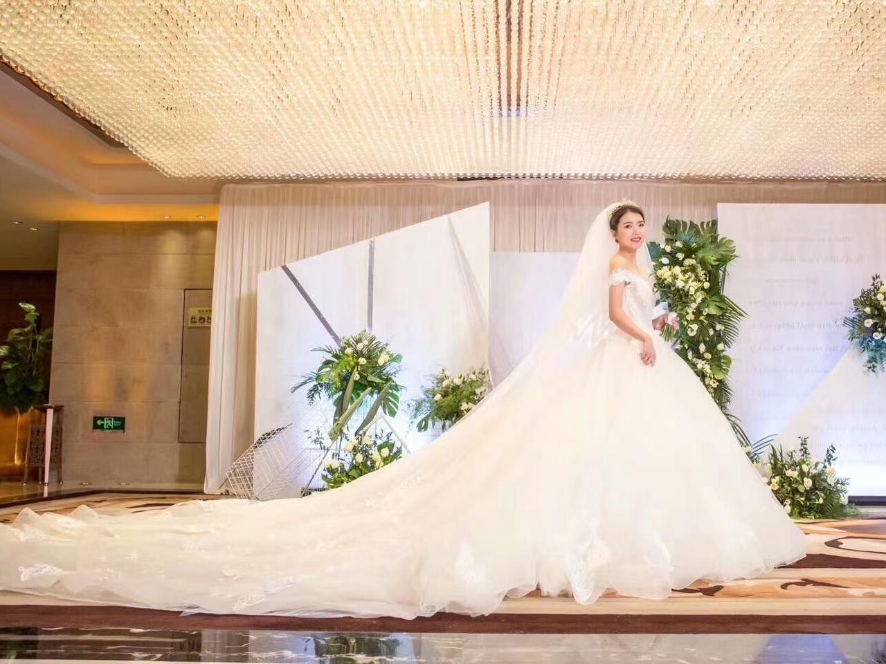 精品婚纱套系加送伴娘服化妆总监老师一位