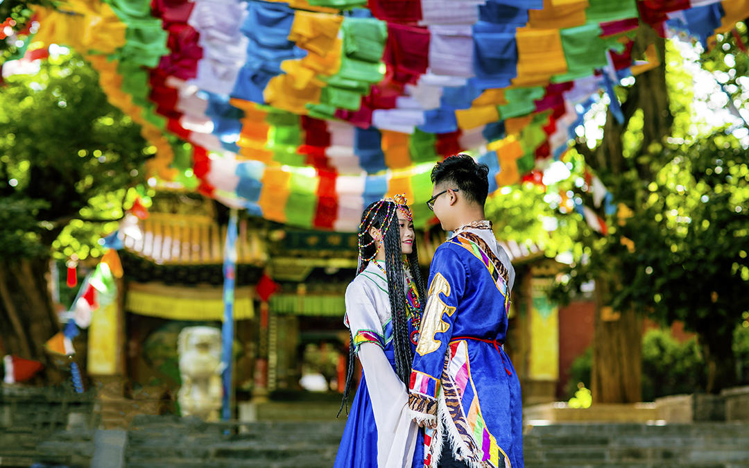 先拍照后付款+贈(zèng)送婚紗+包郵+客棧住宿