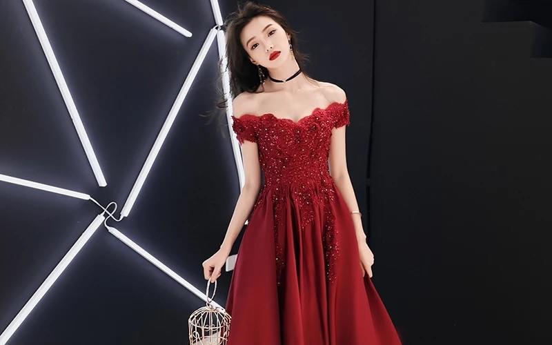 酒红一字肩缎面小礼服  大气敬酒服首选