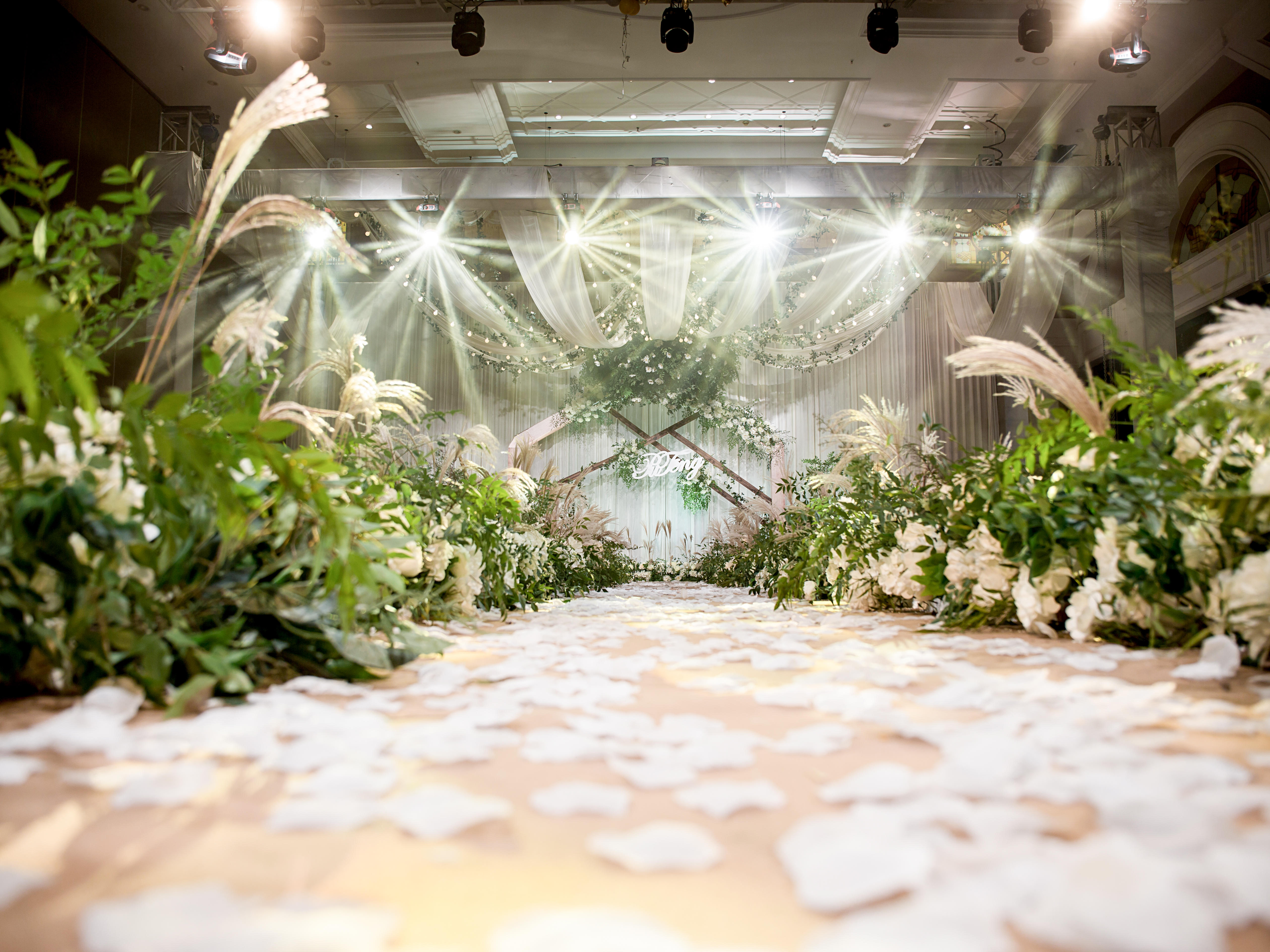 简单的色彩往往最能体现婚礼的仪式感