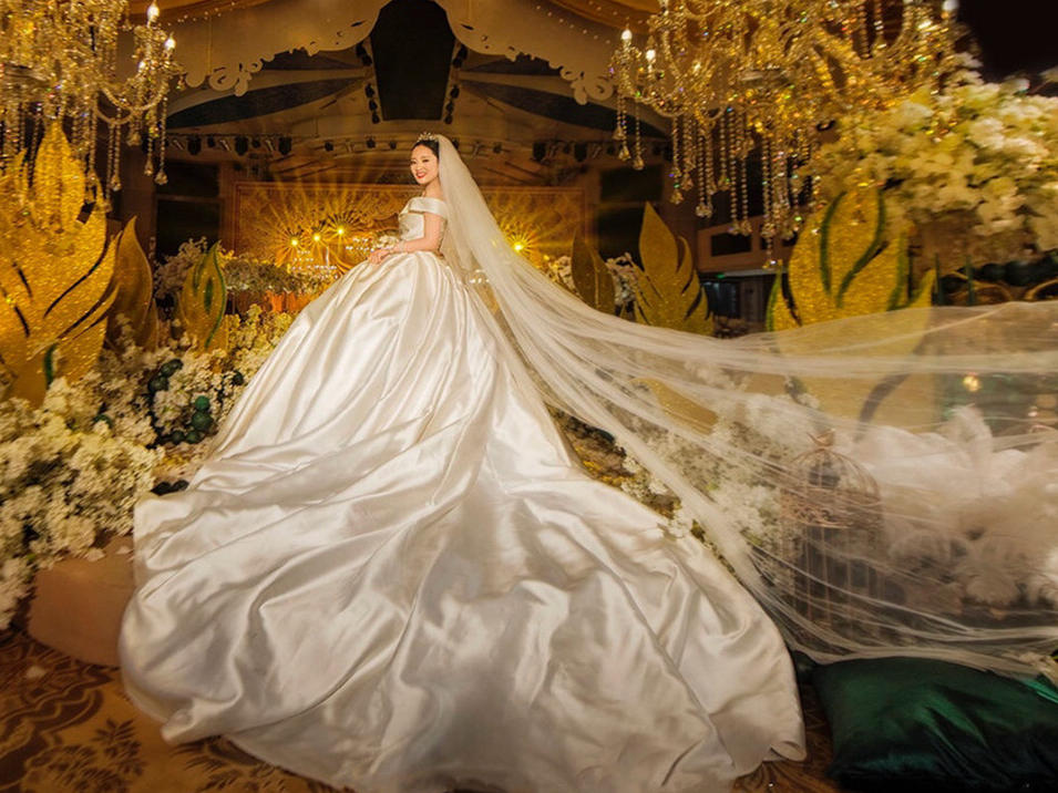 纯真 素缎超长拖尾婚纱套系