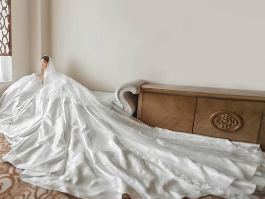 纯真 素缎超长拖尾婚纱套系