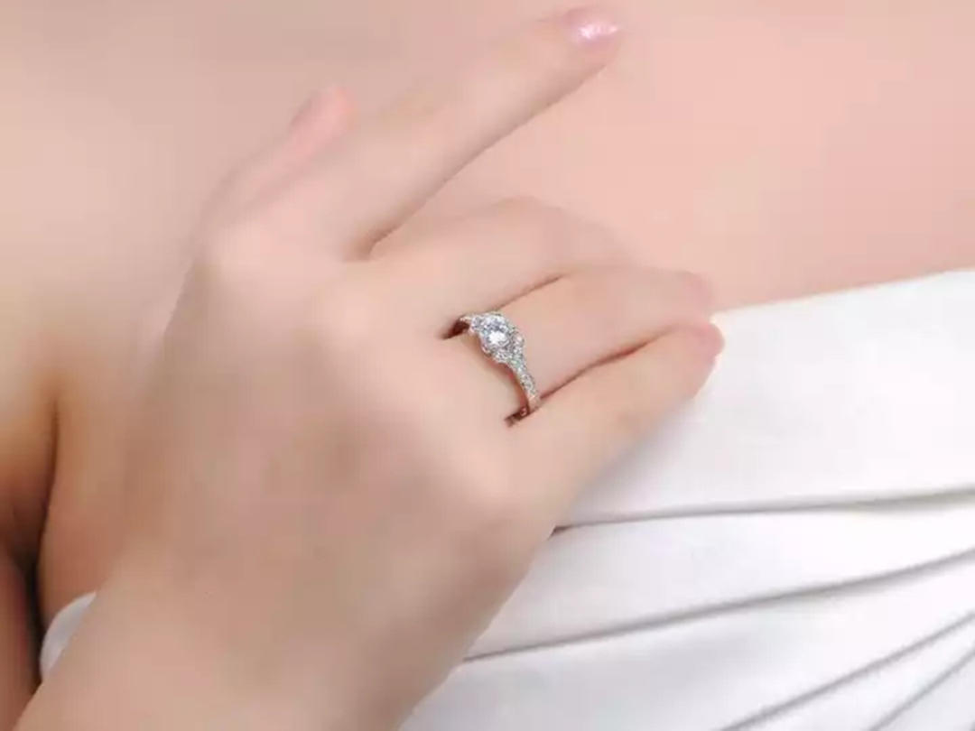 鸣钻国际贵妃钻戒/50分钻戒/克拉效果求婚戒指女