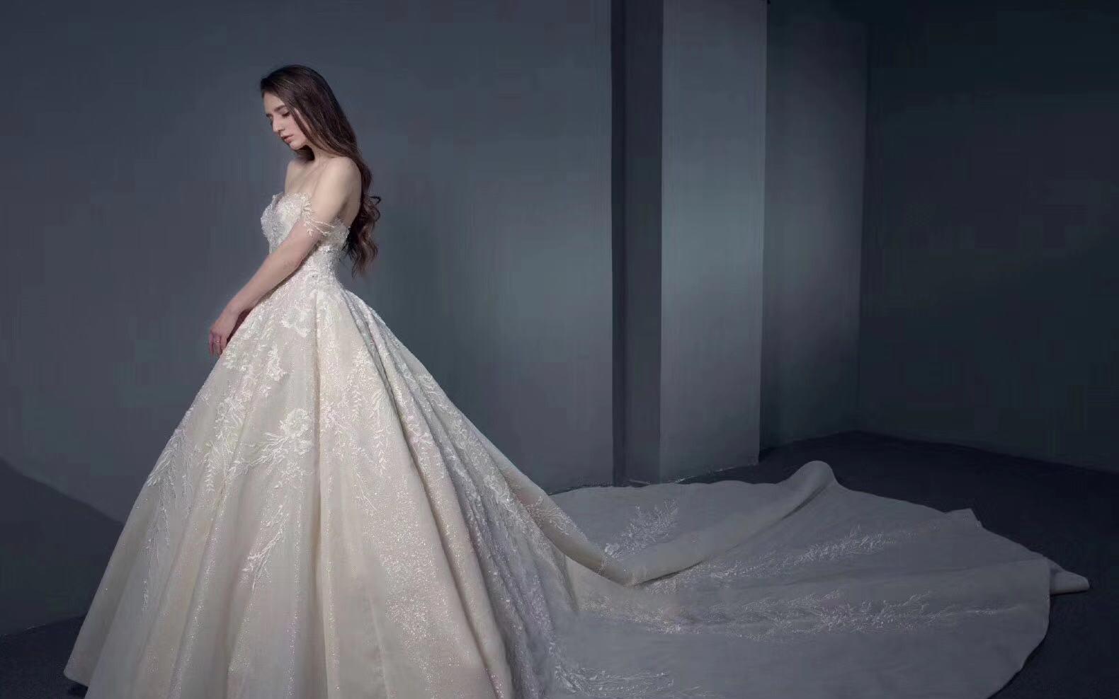 【跟妆】+秀禾服+齐地婚纱+敬酒礼服+4件伴娘服