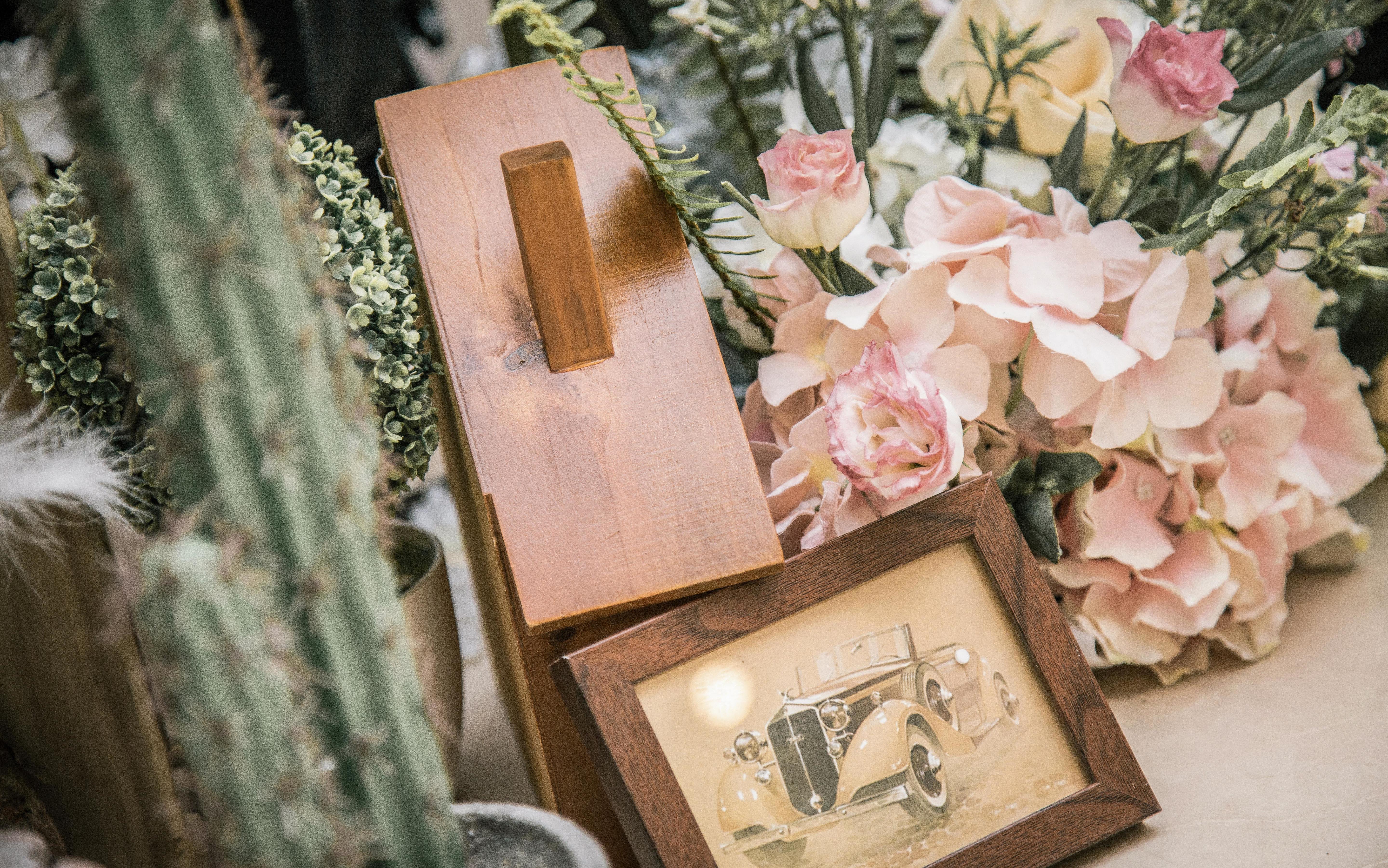 主题布置+主持人+摄像师+跟拍师+化妆师+花车