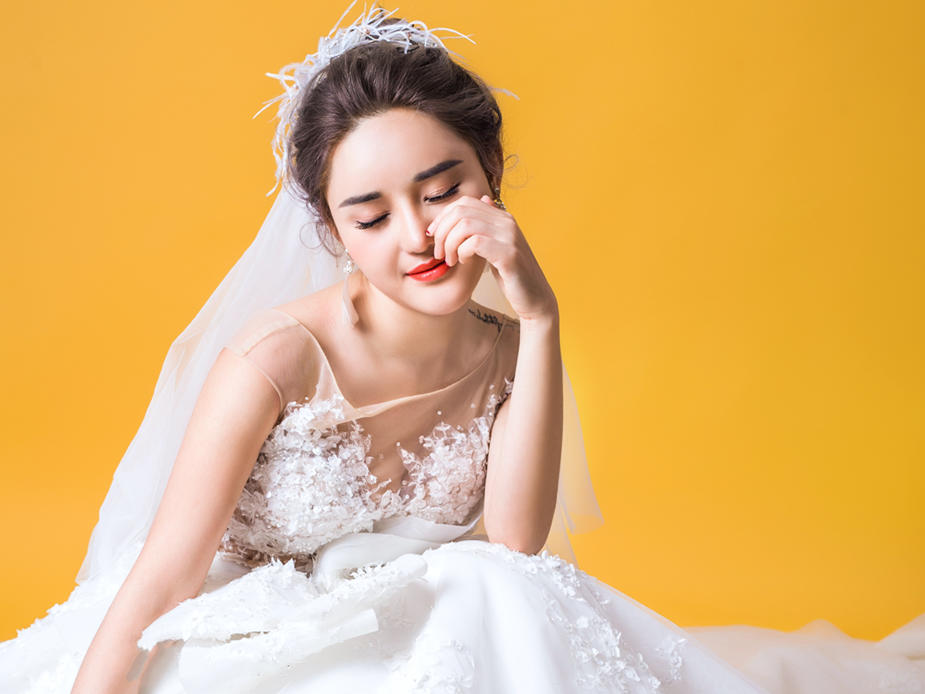 <赫蒂3周年超值租赁>婚纱礼服7件套+新娘跟妆