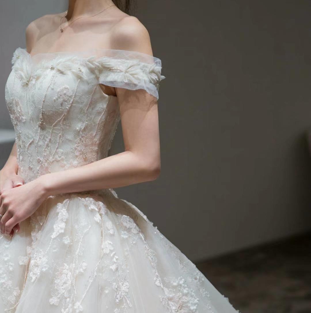 [超值租赁]奢华区婚纱礼服三件套+总监档跟妆