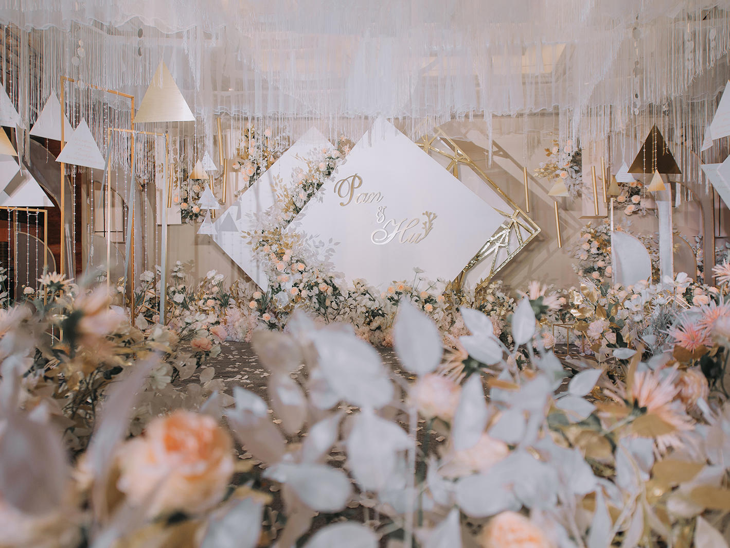 中小型酒店 大气唯美香槟金婚礼 赠顶部造型设计