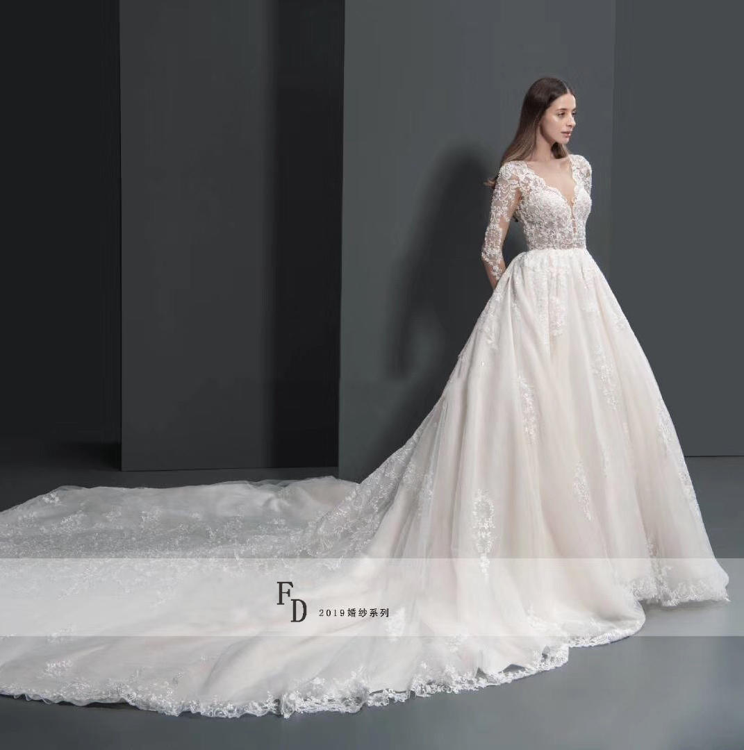 【店长推荐】新娘市内跟妆+梦幻婚纱3件套送伴娘服