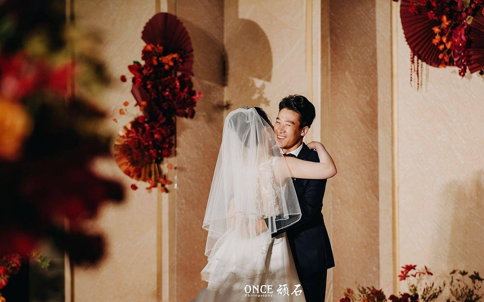 民国文化是可以结合你想要酒红色花艺的。