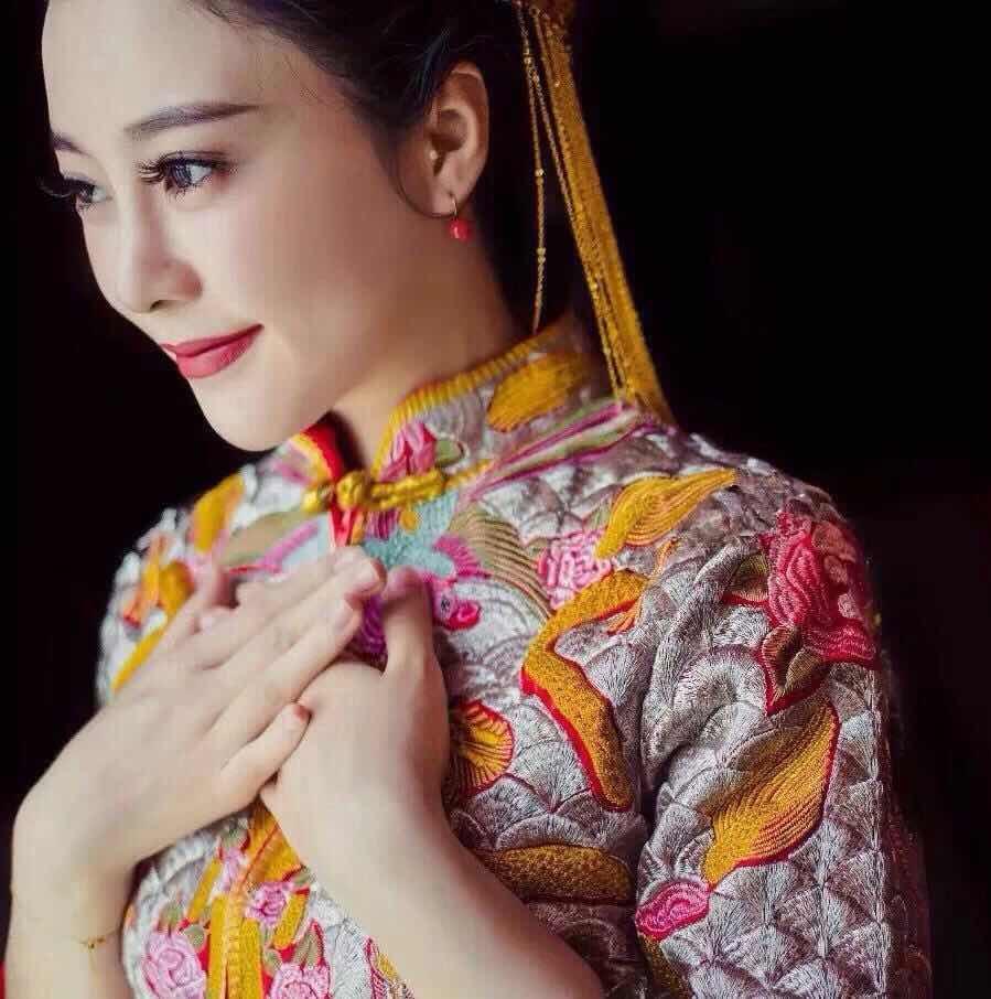 金丝银缕，凤凰于飞。多多祥云，花开富贵。