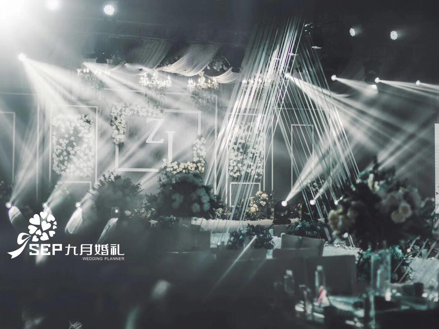 灰和绿的完美契合，流淌着一抹极度低调的优雅