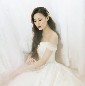 小雪新娘首席档化妆师全程跟妆+赠穿新款齐地纱一件