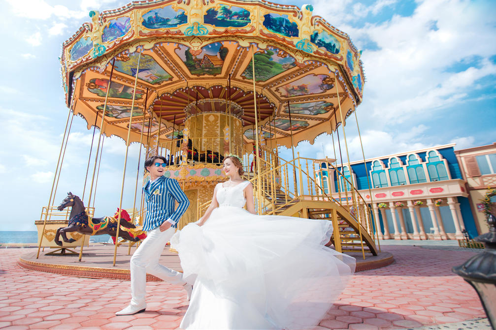 免费提供全新婚纱 中式服 伴娘服及早妆服务