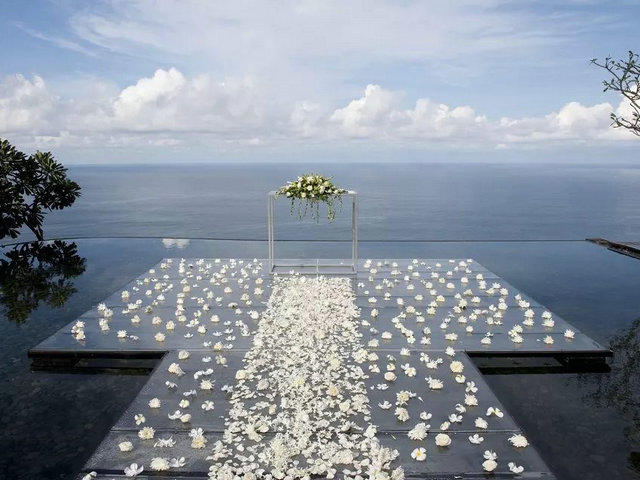 巴厘岛宝格丽酒店水上婚礼鲜花布置