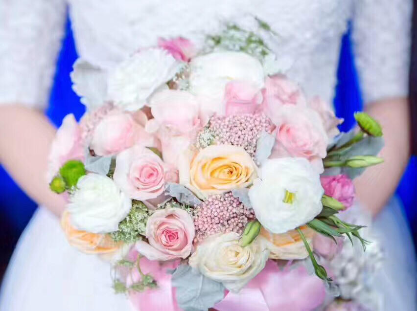 米特婚纱 清新可人款式中夹杂了安静的优雅