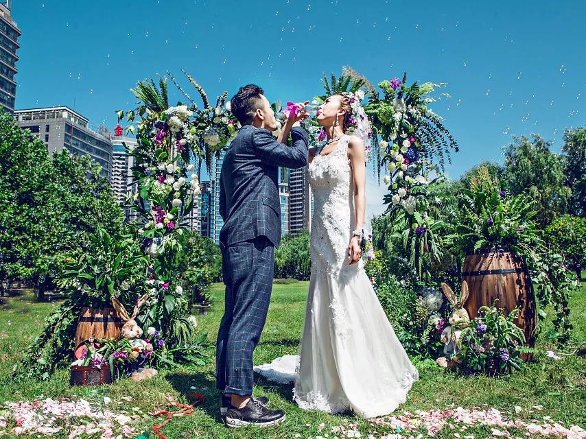 聚喜秘密花园 户外主题 草坪绿色婚礼"昇姬波波"