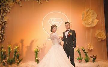 《简爱》简约至极的线条感，优雅温暖的香槟色...