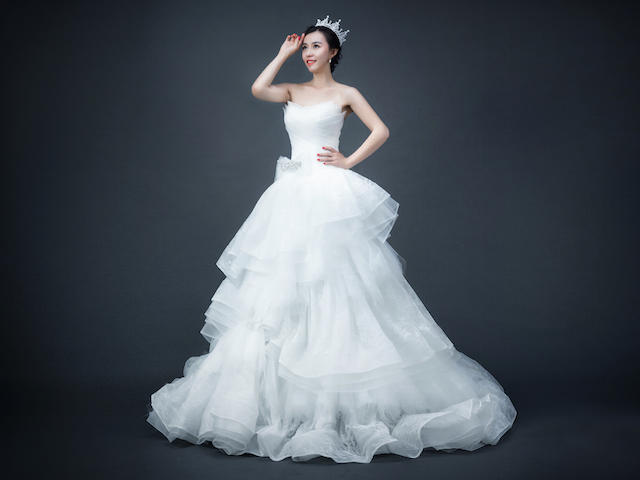 Queen系列【婚纱套餐＋高级化妆师跟妆】