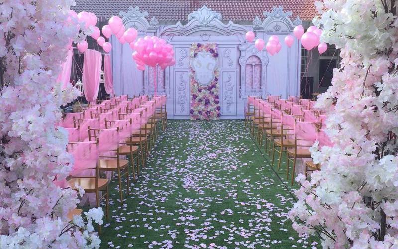 一场户外草坪婚礼 与心爱的人一起放飞美好的气球