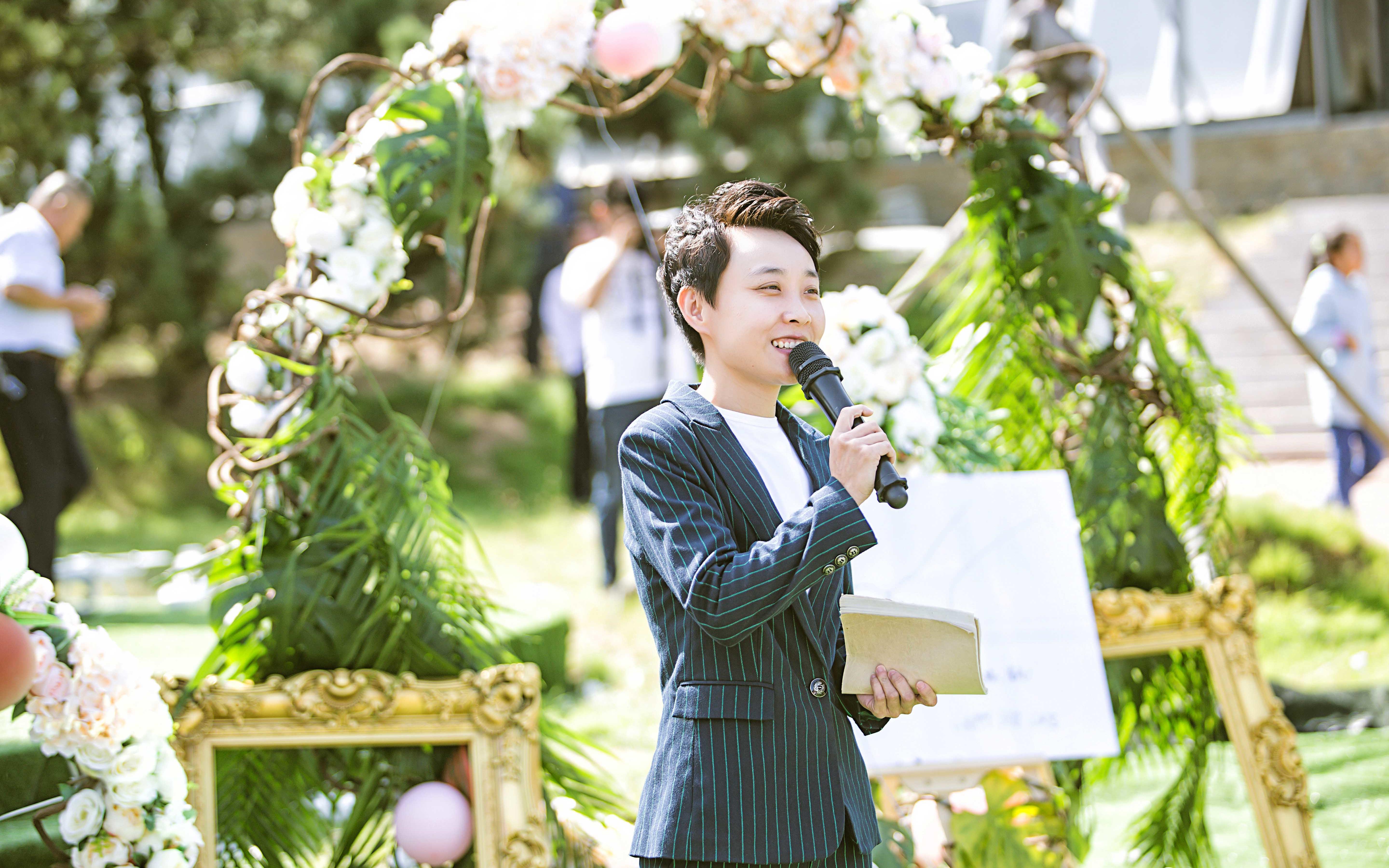 方卿 中性风婚礼女主持 小清新草坪婚礼