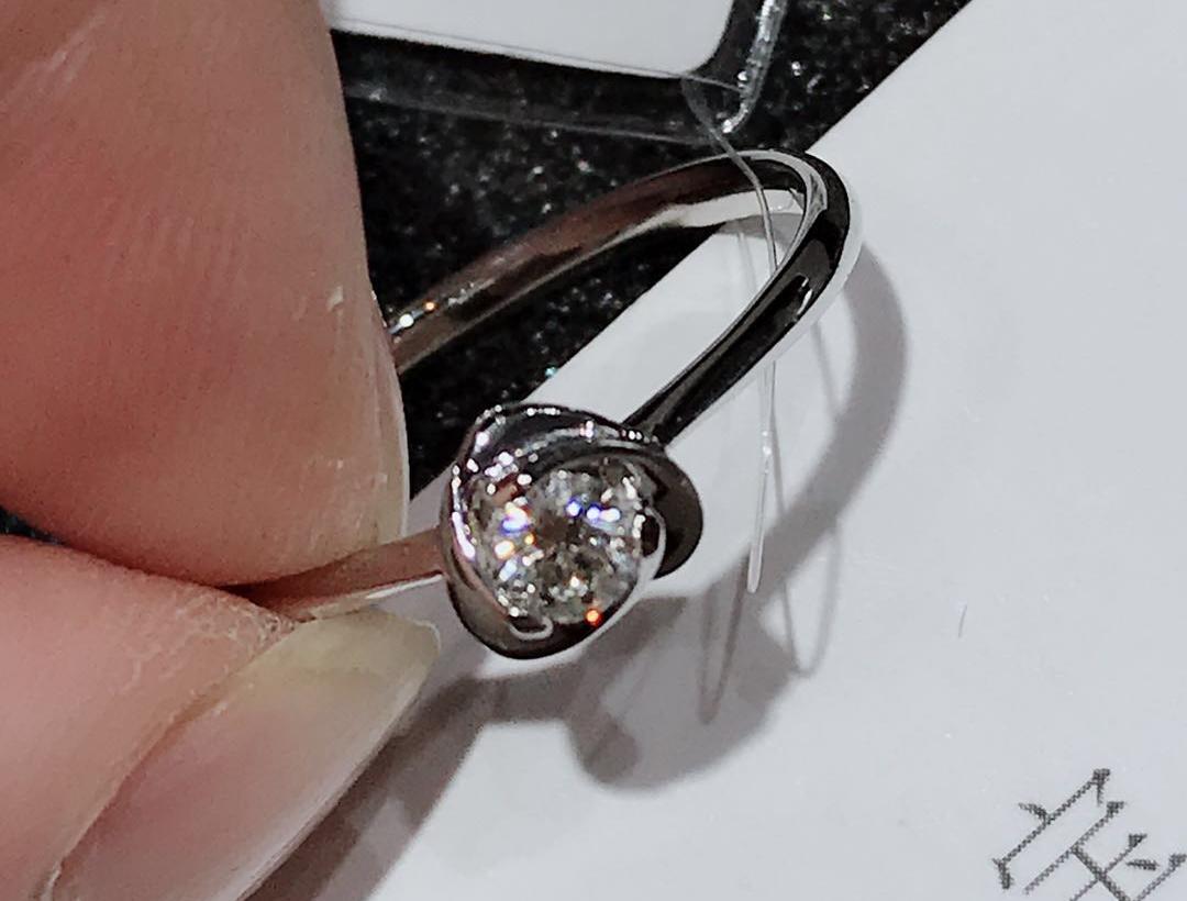 18k金白简约系列钻石戒指