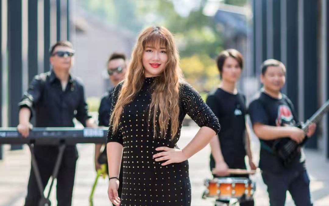 主持+腹语秀+乐队四人组