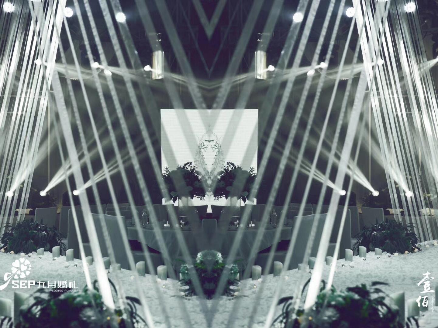 灰和绿的完美契合，流淌着一抹极度低调的优雅