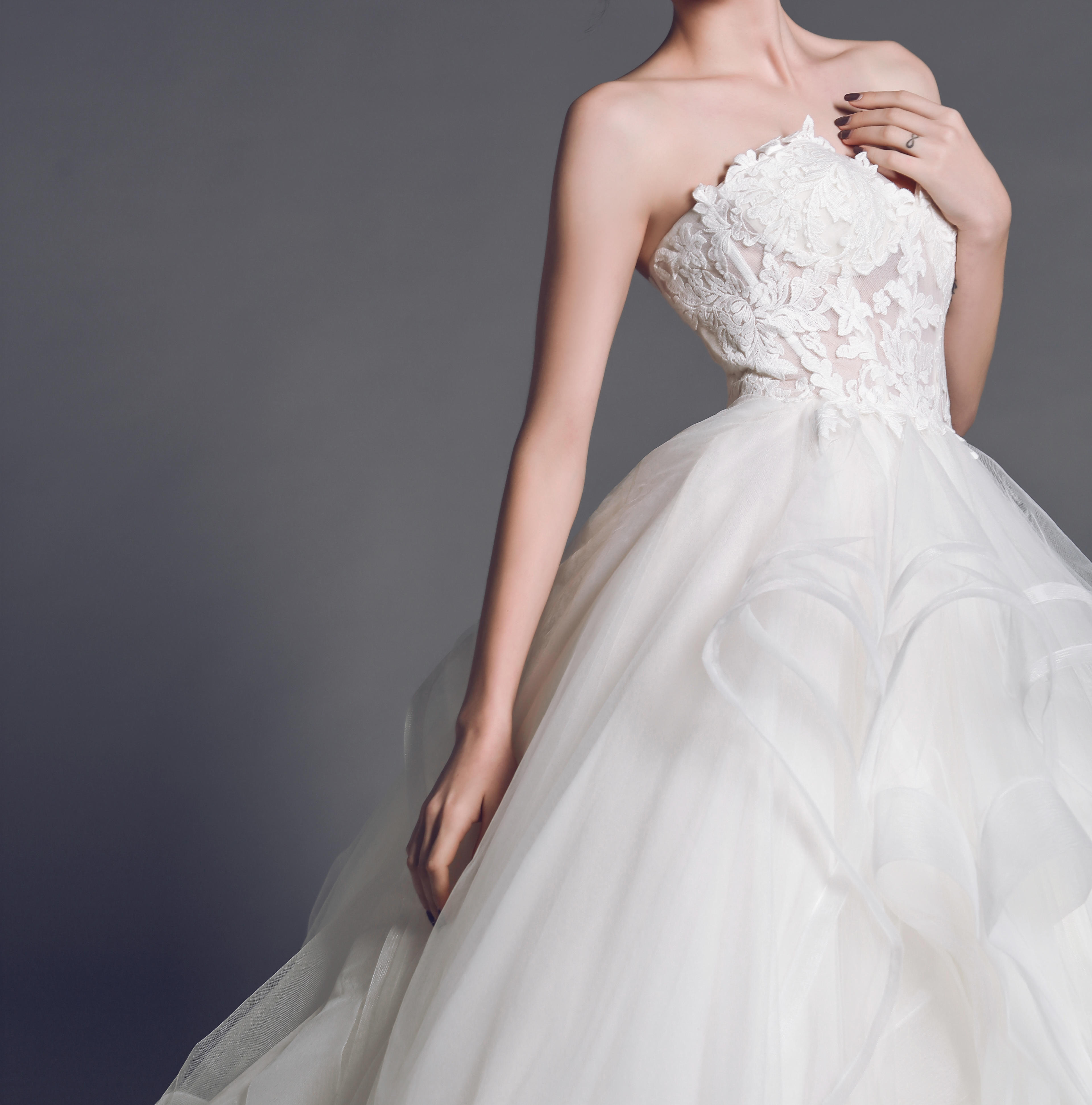 不规则波浪型裙摆仪式主纱