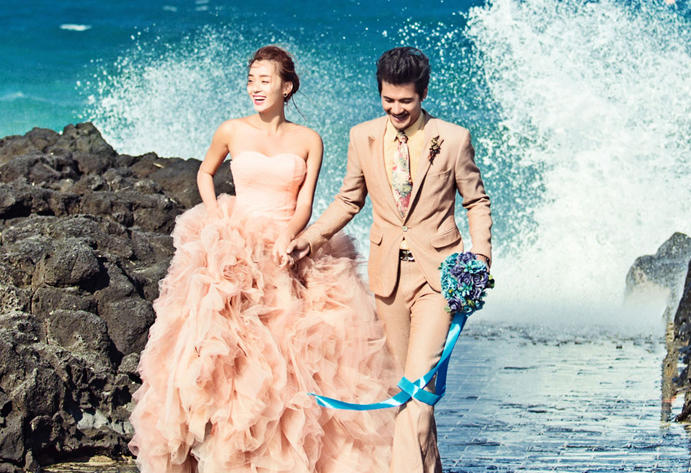 5288“私人訂制12+1紀(jì)實(shí)MV微電影”婚紗套