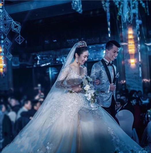 【超值系列】性感定制婚纱+秀禾