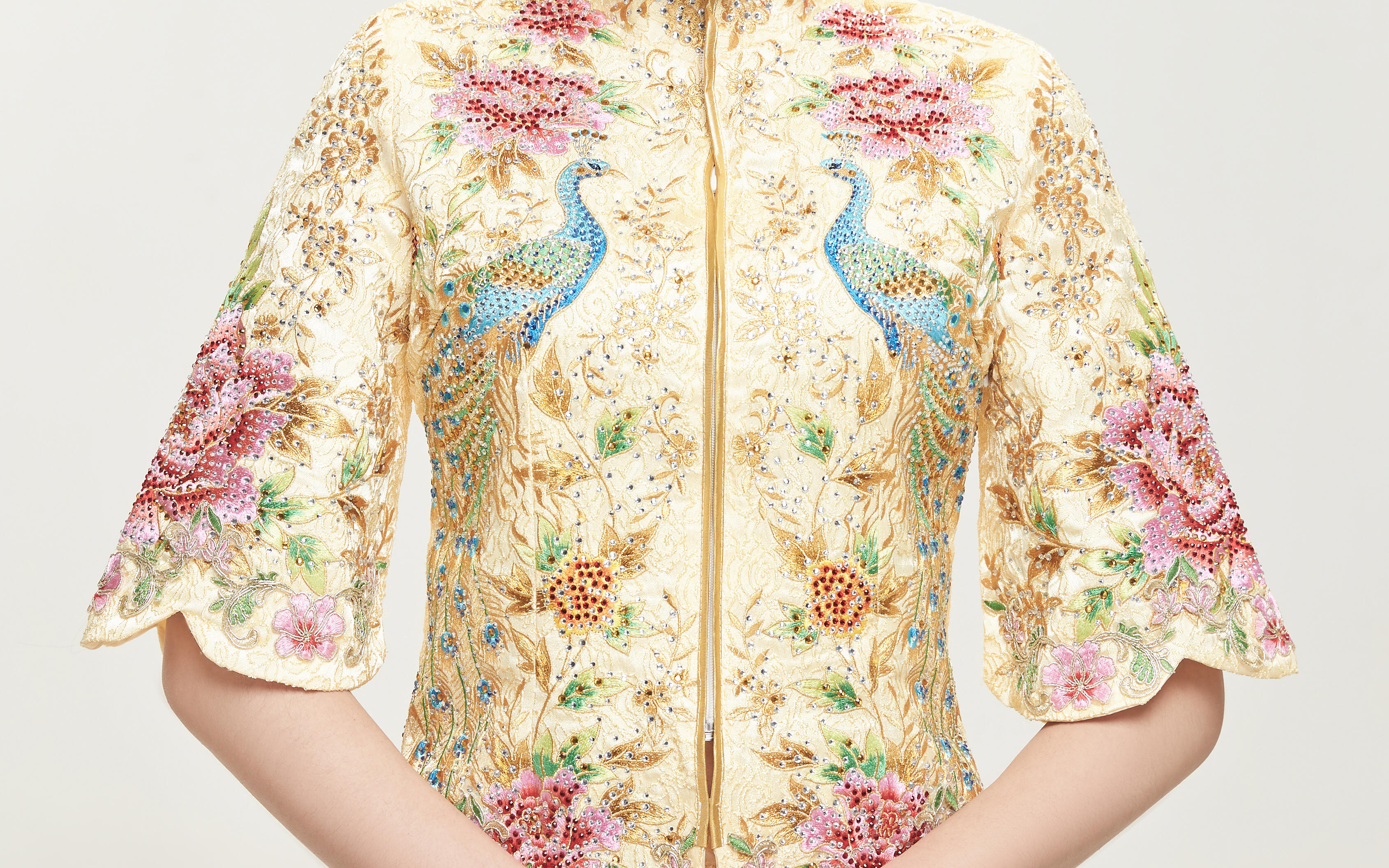 品牌精选精致手工烫钻金色马来袍模特拍摄图