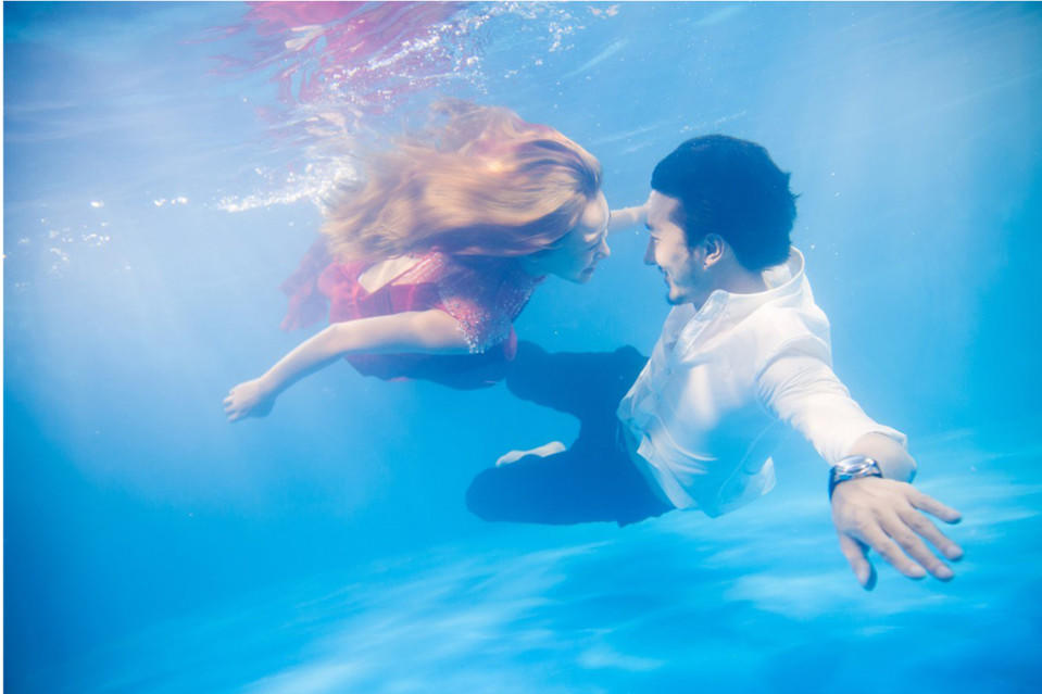 大连施华洛婚纱摄影唯美水下婚纱照