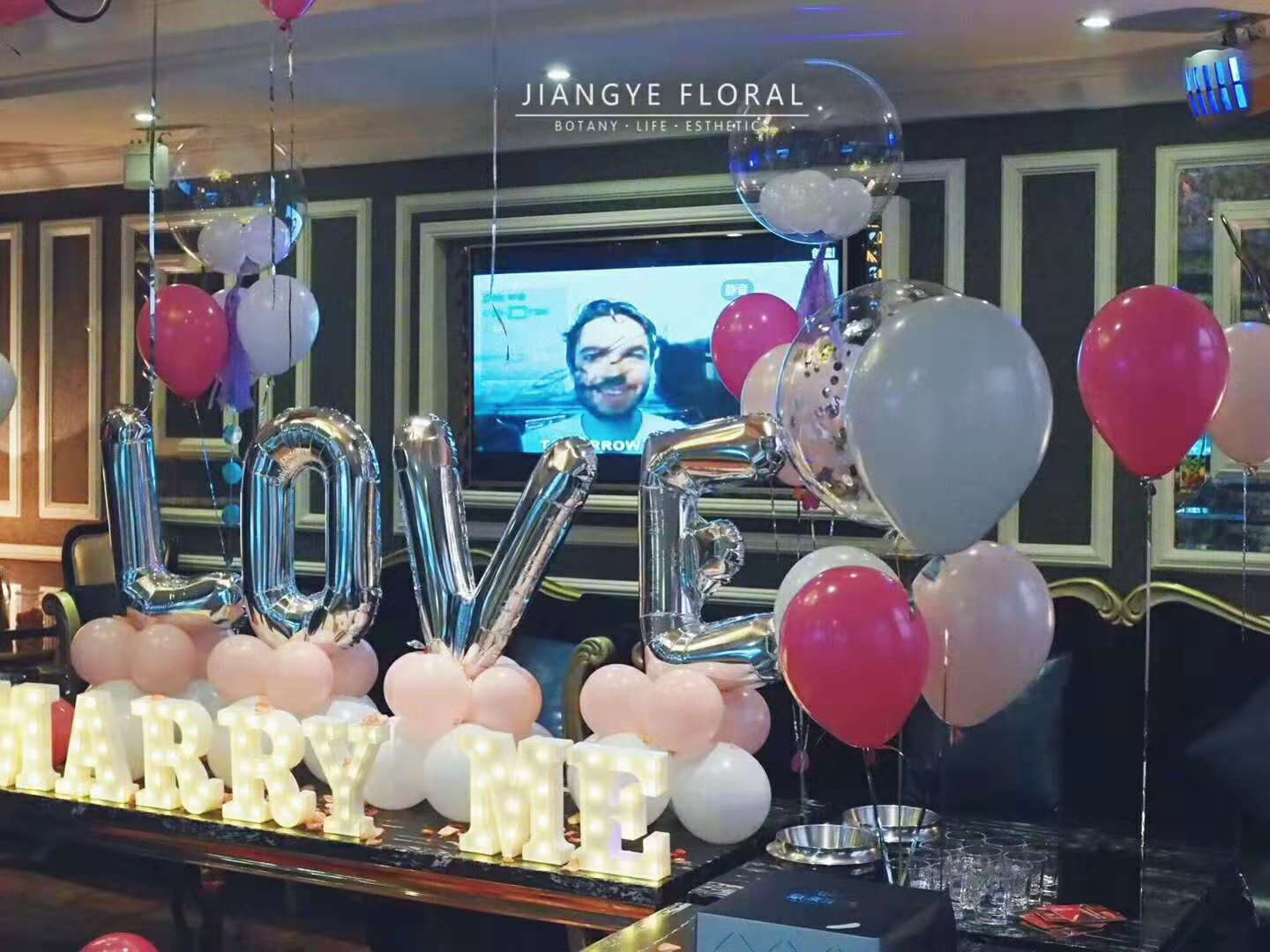 千寻婚礼求婚套餐——气球布置+玫瑰花束