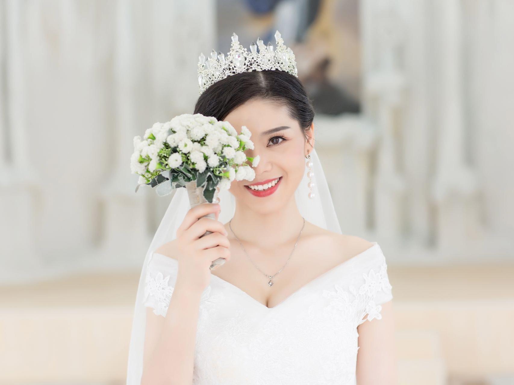 资深档全程跟妆韩式，唯美简约妆容，送一位伴娘妆