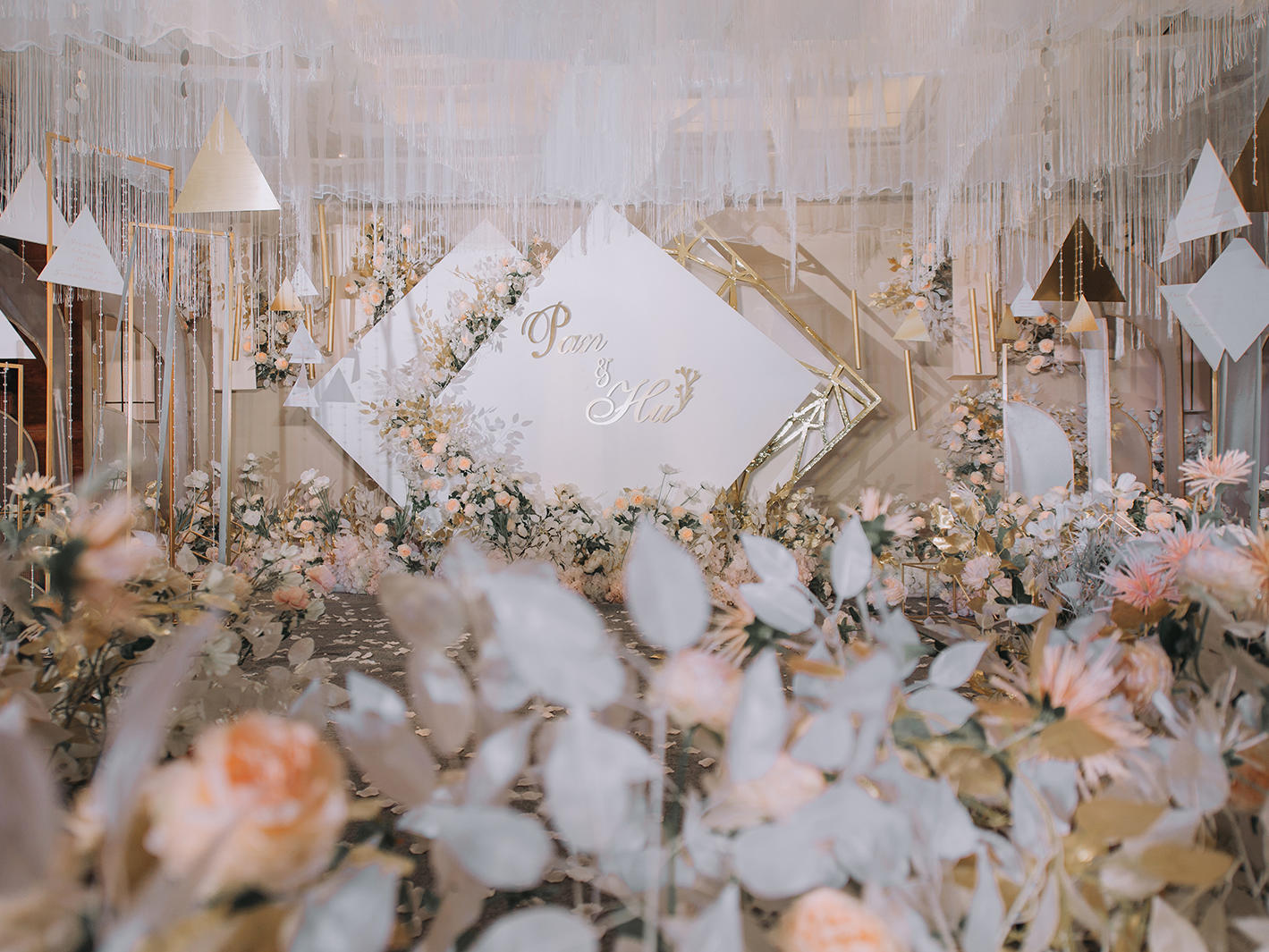 中小型酒店 大气唯美香槟金婚礼 赠顶部造型设计