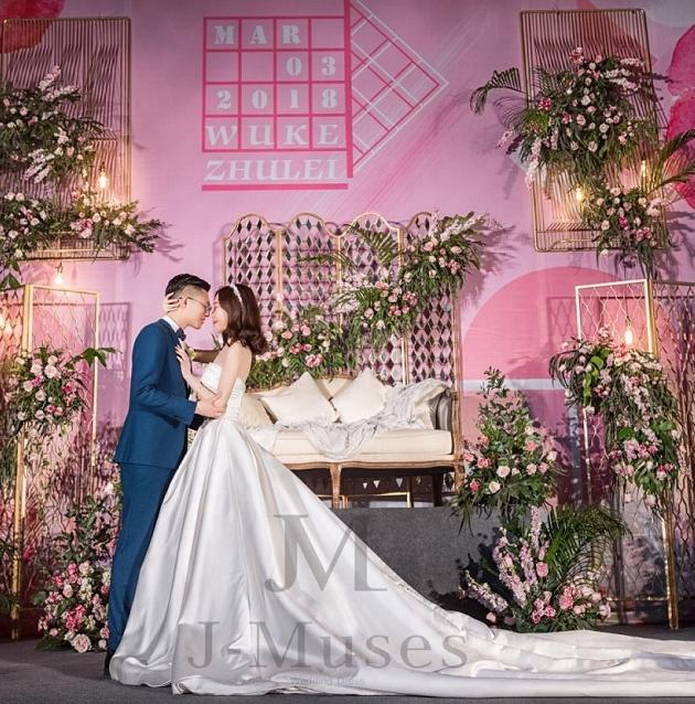 晚晚同款网红进口缎面主婚纱 送伴娘服送口红