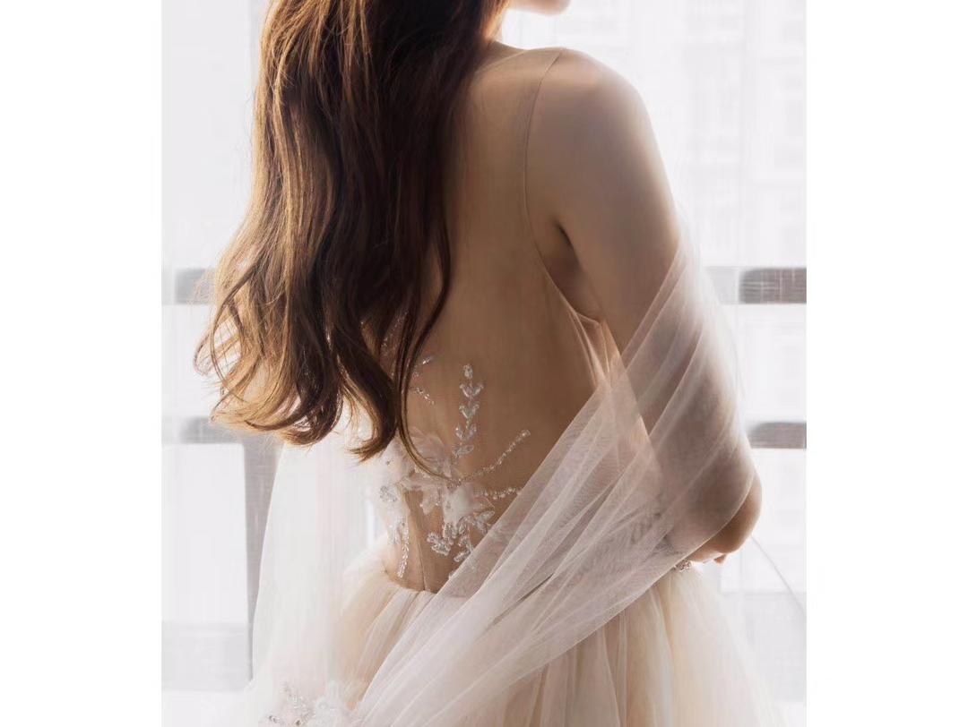 奢华主纱+出门纱或中式礼服+敬酒服