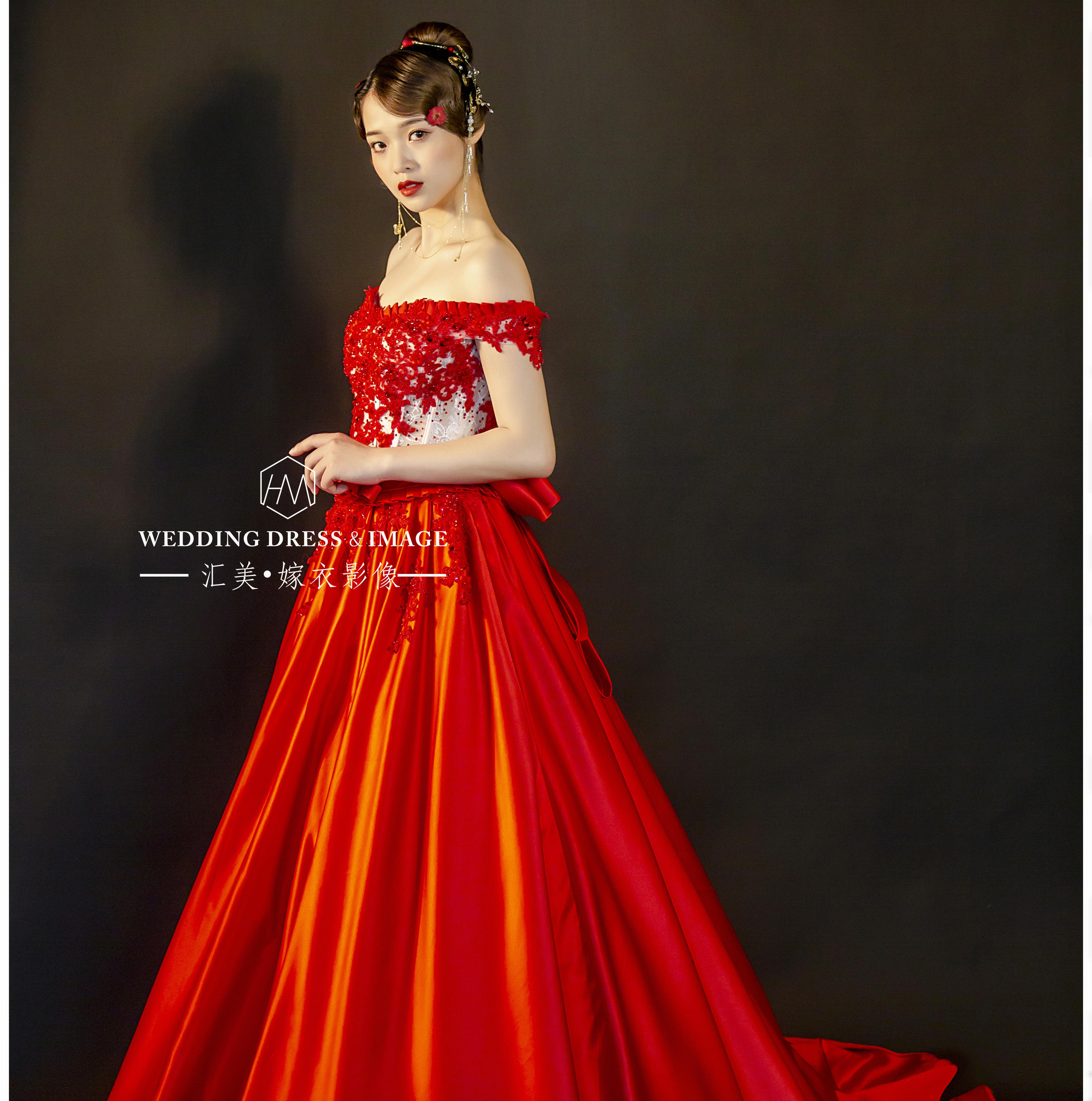 <惊爆套餐>仪式主纱+秀禾服+跟妆+伴娘服