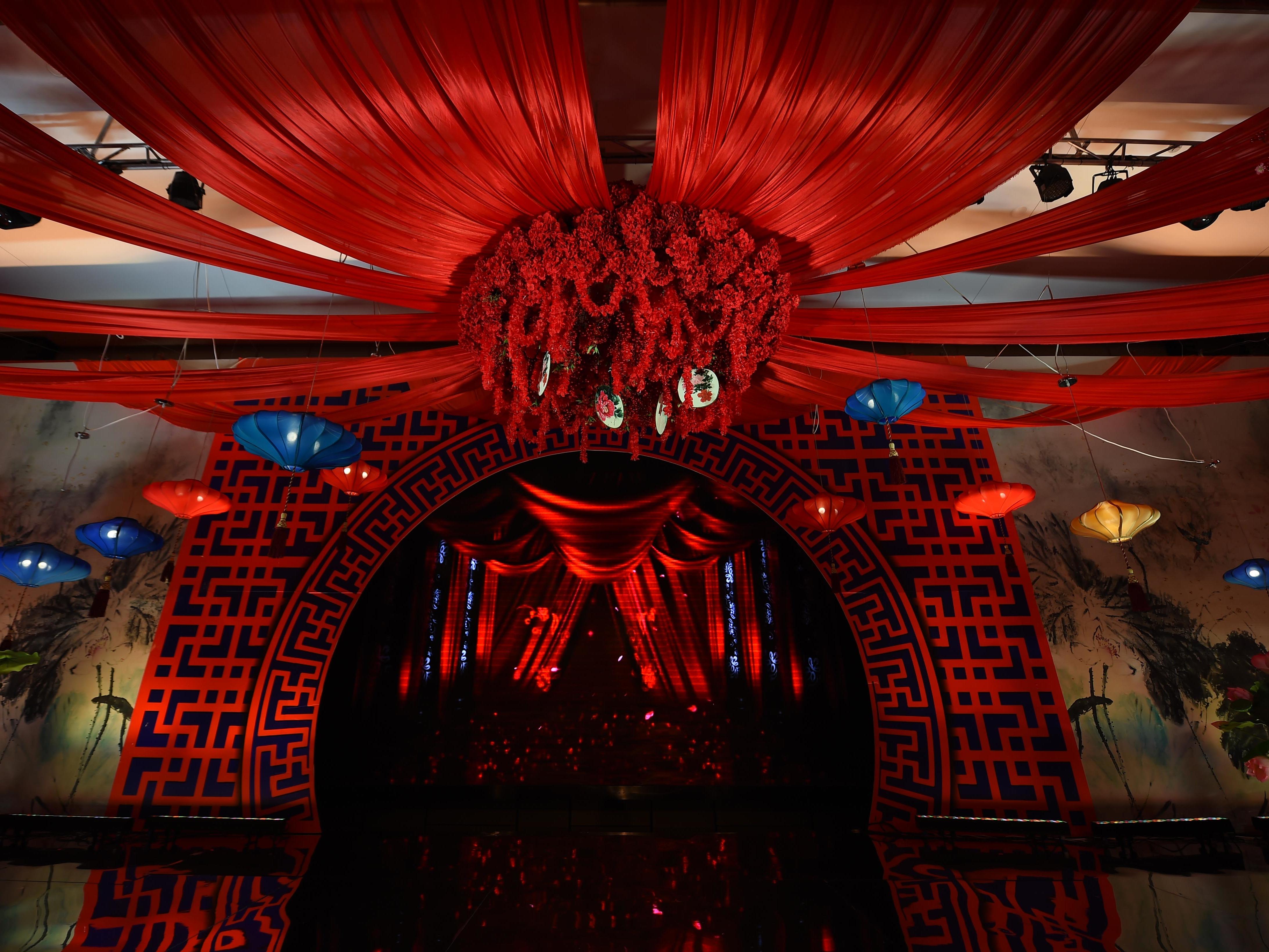 【曼薇蜜婚礼】大热中式红黑色系镜面T台