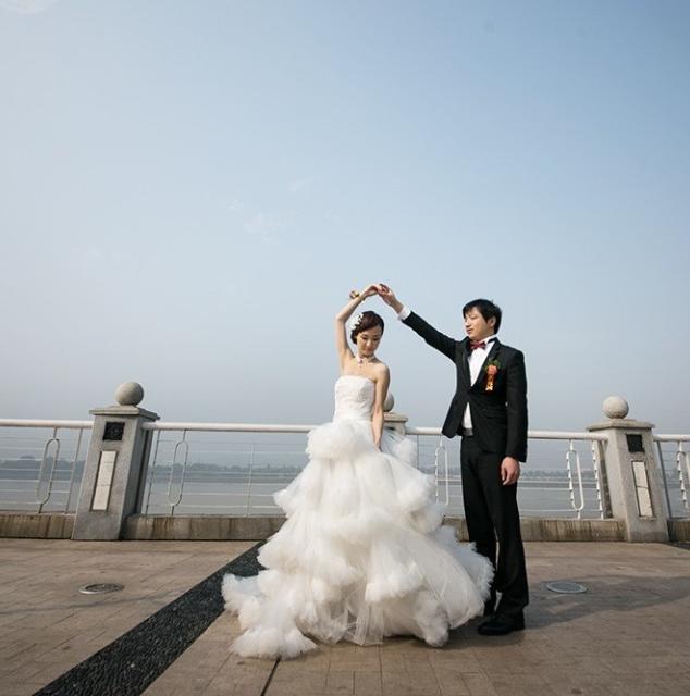 艾尔纱婚纱馆出门纱+原价1680跟妆+单色美甲