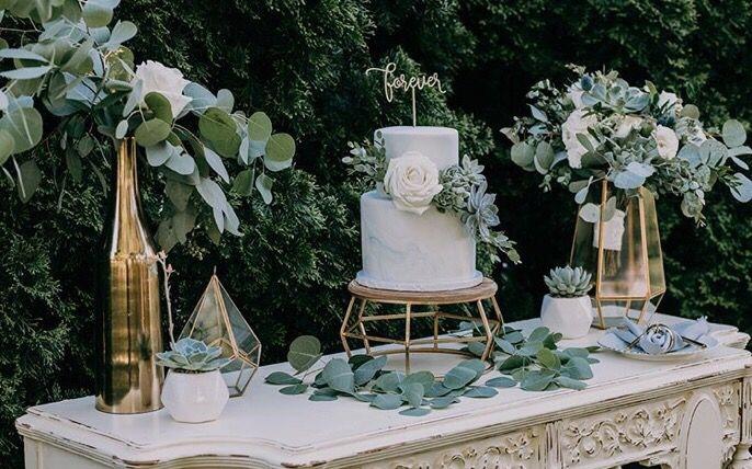 简约自然风草坪婚礼带花艺甜点台